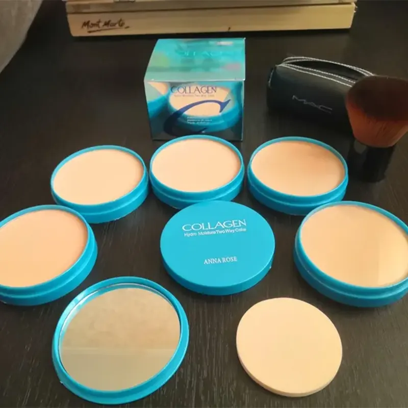 Оттенки пудры Collagen Enough со спонжем разложенные на столе