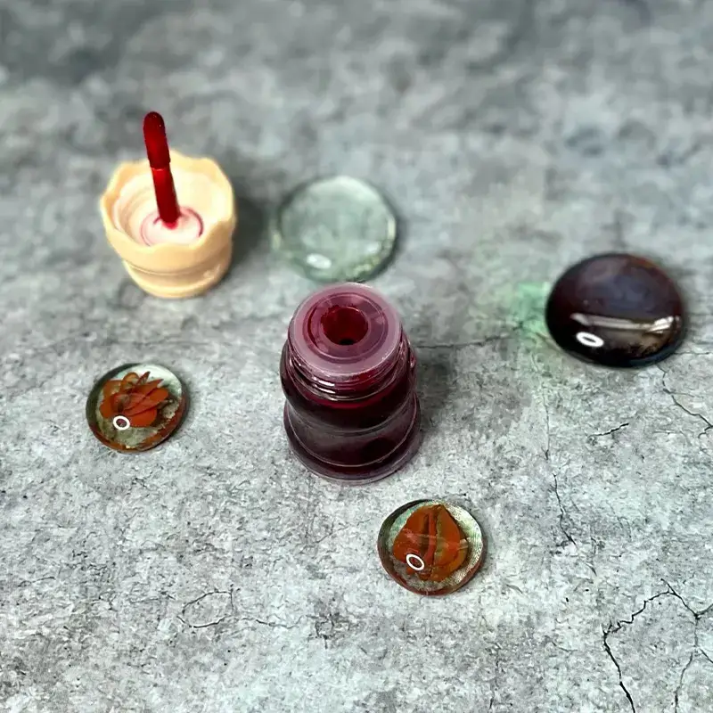 Открытая баночка с тинтом