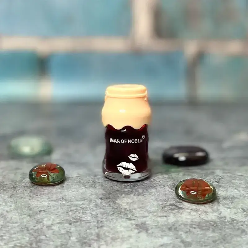 Тинт IMAN OF NOBLE на столе