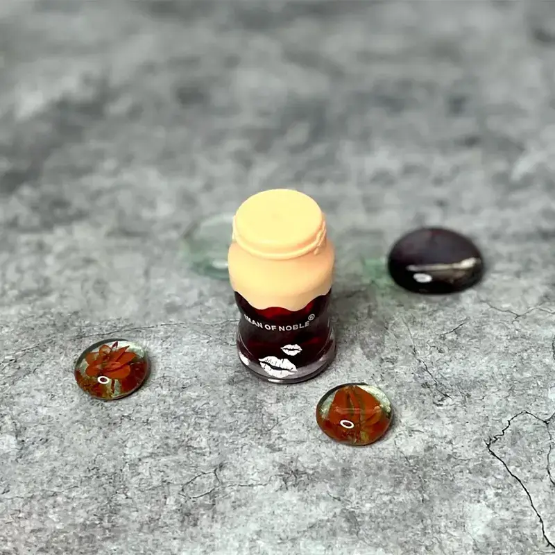 Баночка тинта IMAN OF NOBLE стоит на столе