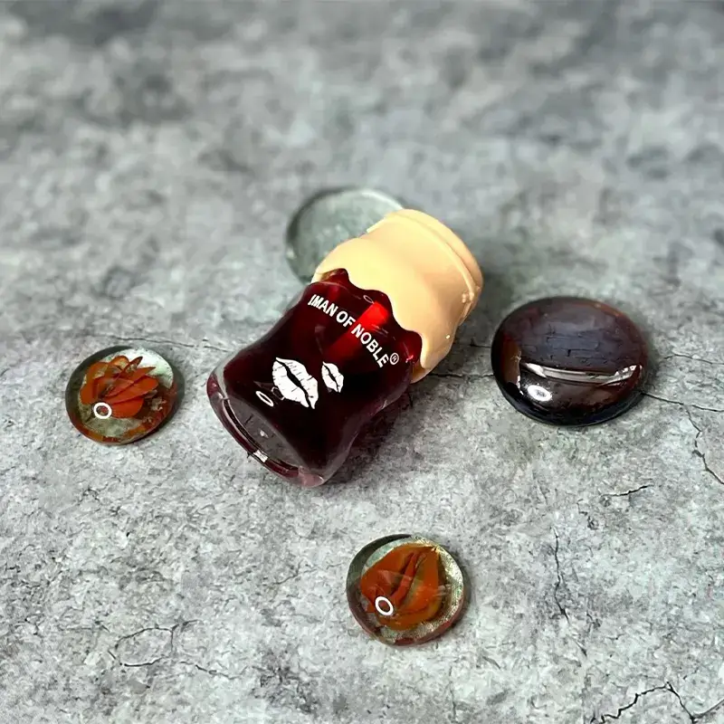 Баночка тинта IMAN OF NOBLE лежит на столе