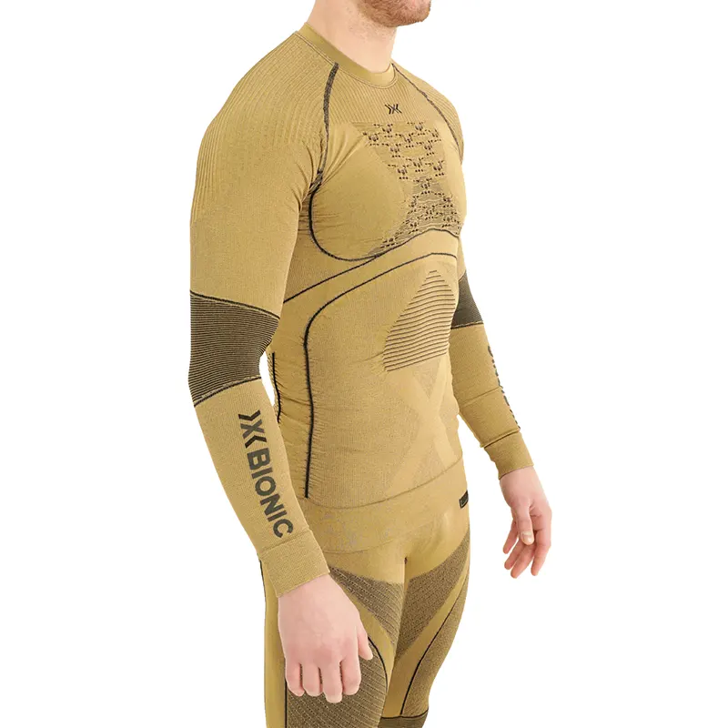 Комплект термобелья X-Bionic Radiactor на мужчине в полный рост сбоку
