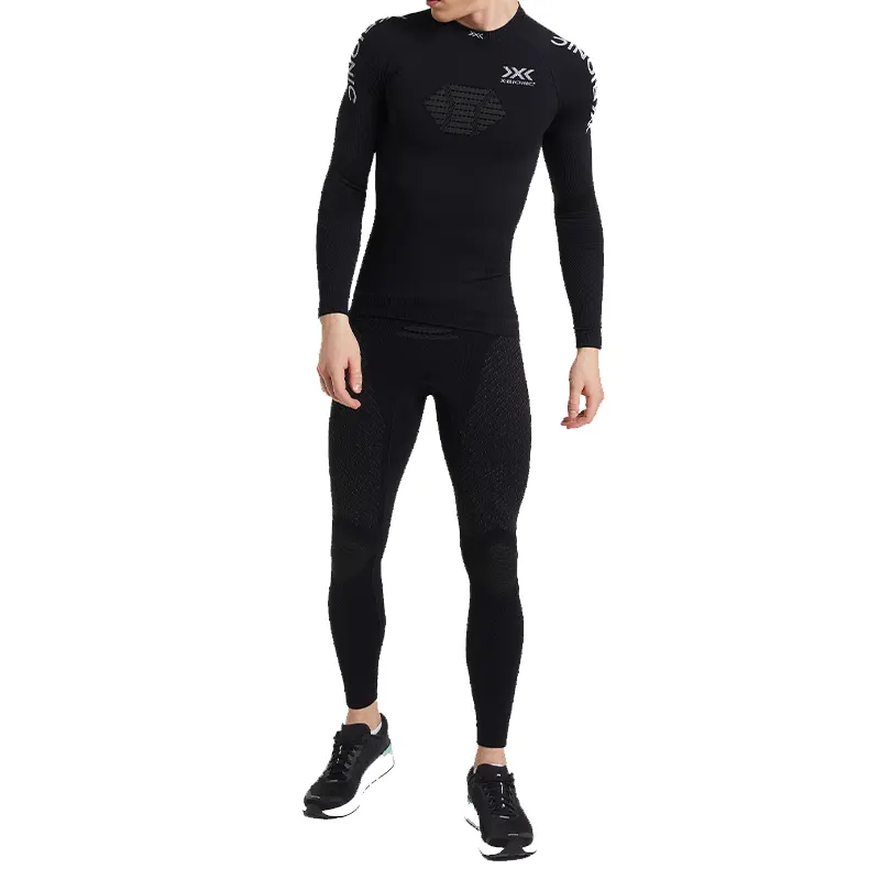 Комплект мужского термобелья X-Bionic Invent на мужчине в чёрных кроссовках